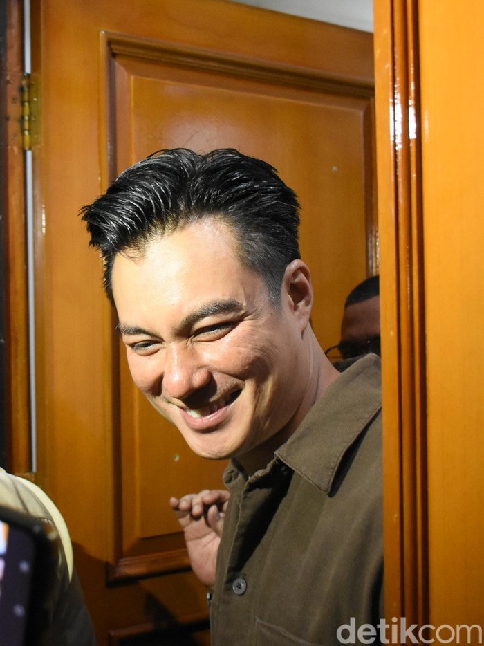 Baim Wong bersama kuasa hukum memberikan keterangan di luar Pengadilan Agama (PA) Jakarta Selatan, Selasa (29/10/2024).