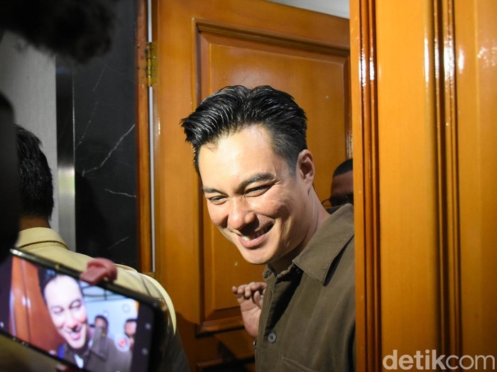 Mediasi Cerai Baim Wong-Paula Gagal Dilaksanakan Baim Wong bersama kuasa hukum memberikan keterangan di luar Pengadilan Agama (PA) Jakarta Selatan, Selasa (29/10/2024).