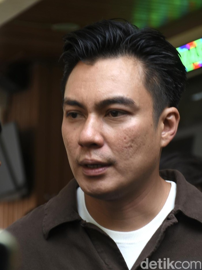 Mediasi Cerai Baim Wong-Paula Gagal Dilaksanakan Baim Wong bersama kuasa hukum memberikan keterangan di luar Pengadilan Agama (PA) Jakarta Selatan, Selasa (29/10/2024).