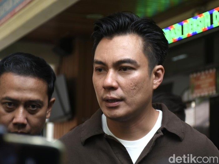 Baim Wong bersama kuasa hukum memberikan keterangan di luar Pengadilan Agama (PA) Jakarta Selatan, Selasa (29/10/2024).