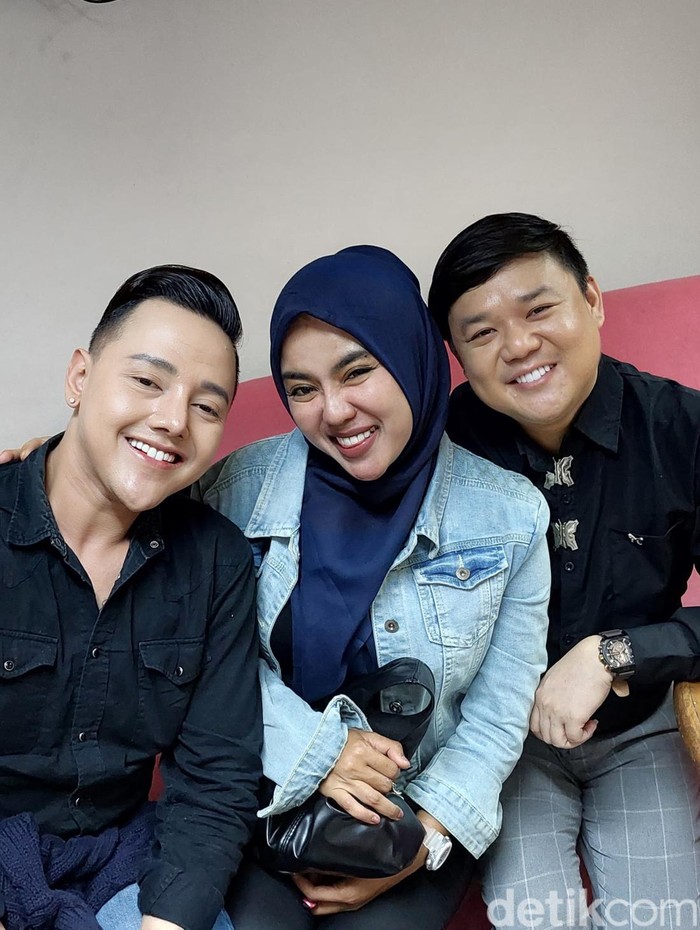 Medina Zein dan sahabat.