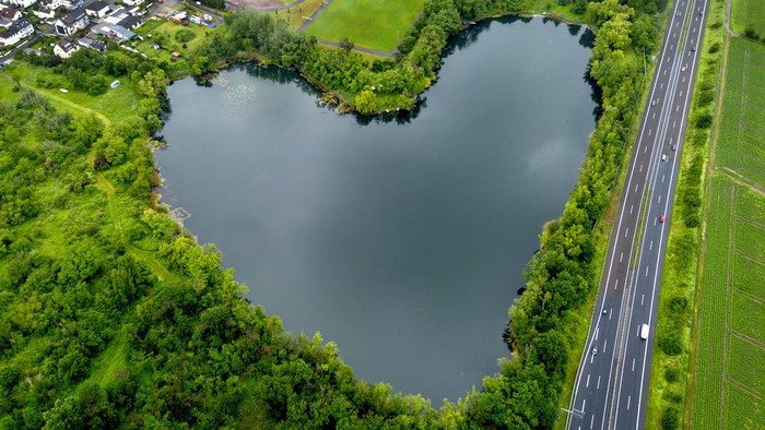 Menikmati Indahnya Lanskap Alam Jerman An aerial view of a heart-shaped lake in Rodgau, Germany, May 24, 2024. (AP Photo/Michael Probst, File)