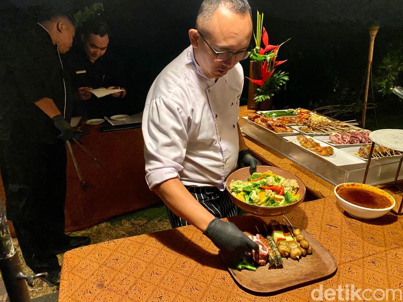 Menikmati Menu Spesial 'Jungle BBQ' dengan Panorama Malam Ubud