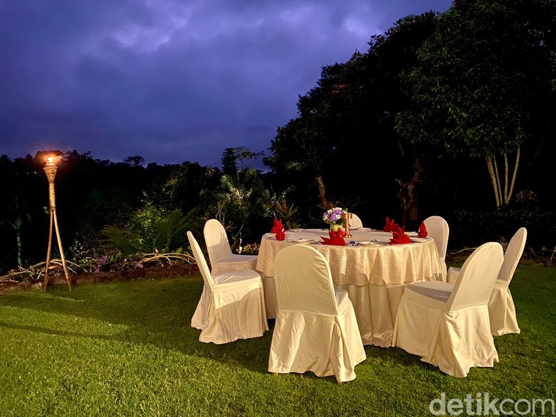 Menikmati Menu Spesial 'Jungle BBQ' dengan Panorama Malam Ubud