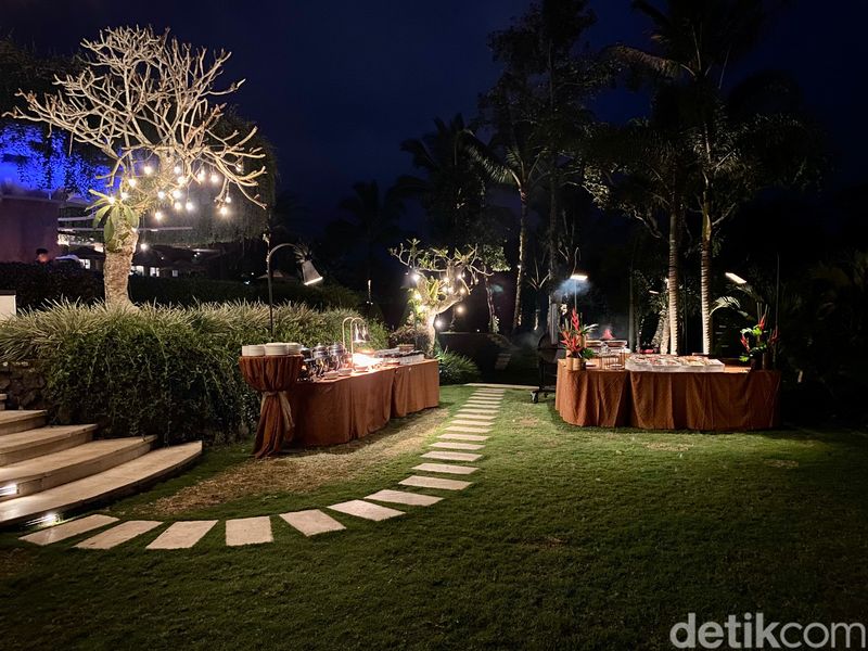 Menikmati Menu Spesial 'Jungle BBQ' dengan Panorama Malam Ubud