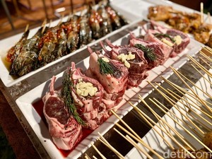 Menikmati Menu Spesial Jungle BBQ dengan Panorama Malam Ubud