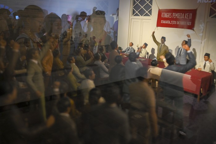 Pengunjung berfoto bersama saat mengunjungi Museum Sumpah Pemuda di Jakarta, Senin (28/10/2024). Museum tersebut menyelenggarakan Sumpah Pemuda Youth Fest dalam rangka peringatan 96 tahun Sumpah Pemuda yang diisi dengan berbagai kegiatan edukatif dan hiburan, termasuk pertunjukan seni, serta atraksi budaya yang melibatkan sekitar 700 peserta dari berbagai kalangan. ANTARA FOTO/Muhammad Ramdan/aww.