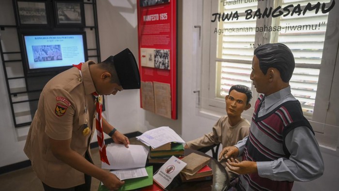Menilik Sejarah di Museum Sumpah Pemuda Pengunjung berfoto bersama saat mengunjungi Museum Sumpah Pemuda di Jakarta, Senin (28/10/2024). Museum tersebut menyelenggarakan Sumpah Pemuda Youth Fest dalam rangka peringatan 96 tahun Sumpah Pemuda yang diisi dengan berbagai kegiatan edukatif dan hiburan, termasuk pertunjukan seni, serta atraksi budaya yang melibatkan sekitar 700 peserta dari berbagai kalangan. ANTARA FOTO/Muhammad Ramdan/aww.