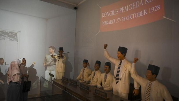 Pengunjung berfoto bersama saat mengunjungi Museum Sumpah Pemuda di Jakarta, Senin (28/10/2024). Museum tersebut menyelenggarakan Sumpah Pemuda Youth Fest dalam rangka peringatan 96 tahun Sumpah Pemuda yang diisi dengan berbagai kegiatan edukatif dan hiburan, termasuk pertunjukan seni, serta atraksi budaya yang melibatkan sekitar 700 peserta dari berbagai kalangan. ANTARA FOTO/Muhammad Ramdan/aww.