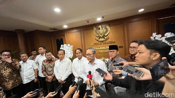 Menko Pangan Zulhas memberikan keterangan pers usai rakor bersama Mentan-Menhut soal swasembada pangan.