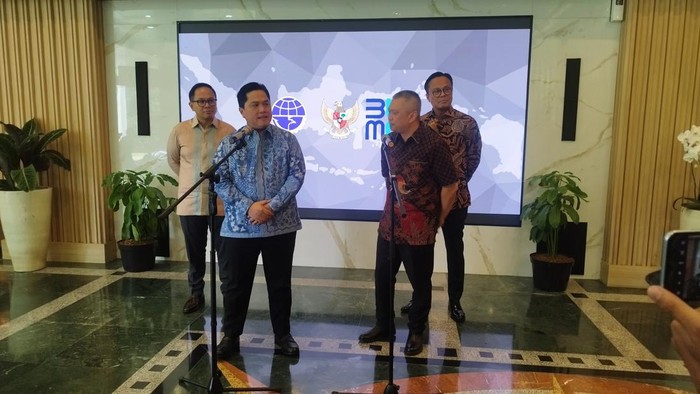 Menteri BUMN Erick Thohir buka-bukaan PT Pindad mendapatkan segudang orderan untuk memproduksi mobil Maung.