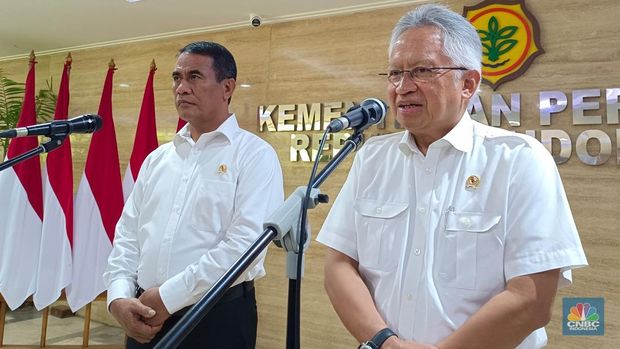 Menteri Pertanian (Mentan) Andi Amran Sulaiman dan Menteri Pendidikan Tinggi, Sains dan Teknologi (Mendikti Saintek) Satryo Soemantri Brodjonegoro saat ditemui di Auditorium Kementan, Selasa (29/10/2024). (CNBC Indonesia/Martyasari Rizky