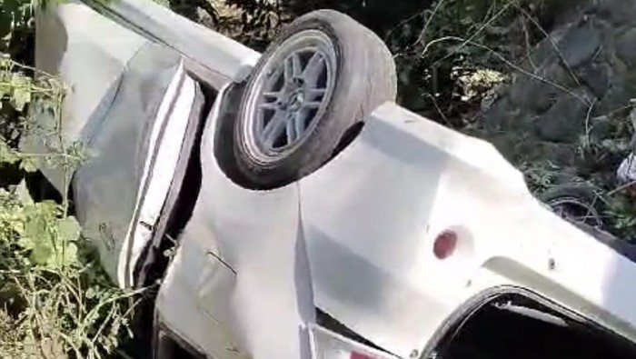 Minibus asal Bone terbalik di Pattunuang, Maros.