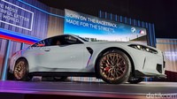 BMW M4 CS memang dirancang secara khusus dan sangat hati-hati. Bahkan, production period-nya hanya dibatasi untuk 12 bulan saja sejak Juli 2024 di Dingolfing, Jerman. Mobil tersebut dibanderol Rp 2,9 miliar off the road. Foto: Septian Farhan Nurhuda / detikOto