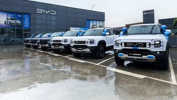 Mobil pikap listrik BYD Shark meluncur di Kamboja