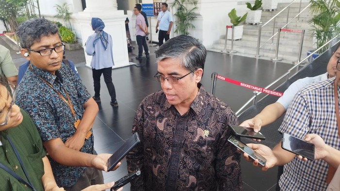 Momen unik terlihat kala Menteri Ketenagakerjaan Yassierli hadir di Istana Kepresidenan, Jakarta Pusat hari ini.