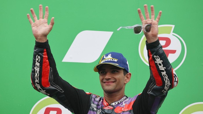 MotoGP - Thailand Grand Prix - Chang International Circuit, Buriram, Thailand - October 27, 2024 Prima Pramac Racings Jorge Martin celebrates on the podium after finishing second in the MotoGP REUTERS/Athit Perawongmetha
