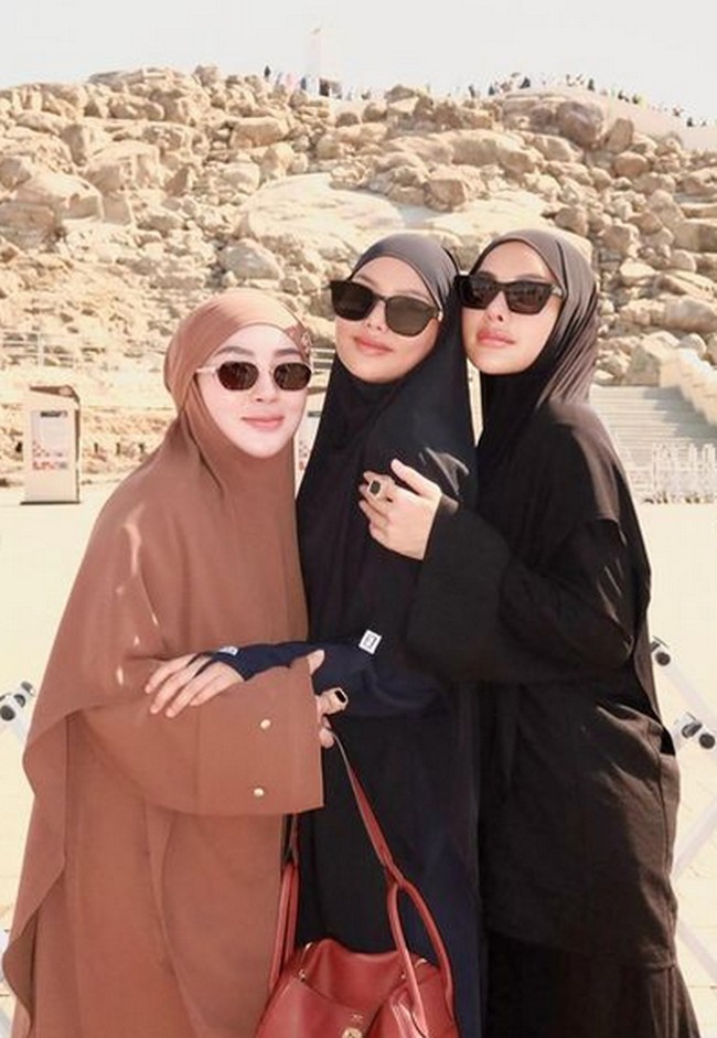 Nikita Mirzani berangkat umrah melalui biro perjalanan umrah milik Shella Saukia. Ia berangkat dengan 200 jamaah lainnya, termasuk artis Dinda Hauw dan suaminya, Rey Mbayang. Foto: Dok. Instagram @nikitamirzanimawardi_172.