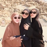 Nikita Mirzani berangkat umrah melalui biro perjalanan umrah milik Shella Saukia. Ia berangkat dengan 200 jamaah lainnya, termasuk artis Dinda Hauw dan suaminya, Rey Mbayang. Foto: Dok. Instagram @nikitamirzanimawardi_172.