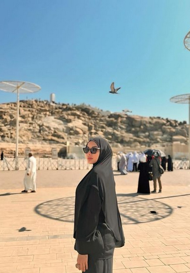 Di Instagram Story, Dinda Hauw merekam saat Nikita Mirzani mewakafkan 300 Al-Quran di tengah-tengah perjalanan ibadah umrahnya. Kak Niki, hari ini wakaf Al-Qur’an, berapa banyak, Kak?” tanya Dinda Hauw. Tiga ratus, jawab Nikita singkat. Foto: Dok. Instagram @nikitamirzanimawardi_172.