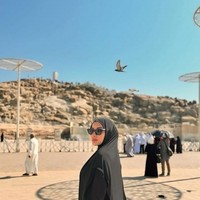 Di Instagram Story, Dinda Hauw merekam saat Nikita Mirzani mewakafkan 300 Al-Quran di tengah-tengah perjalanan ibadah umrahnya. Kak Niki, hari ini wakaf Al-Qur’an, berapa banyak, Kak?” tanya Dinda Hauw. Tiga ratus, jawab Nikita singkat. Foto: Dok. Instagram @nikitamirzanimawardi_172.