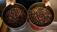 Disini, mereka menjual biji kopi Robusta dan Arabika.  