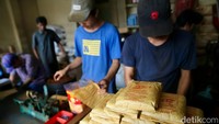 Dari dulu hingga sekarang, kopi masih terbungkus oleh kertas cokelat yang biasa digunakan untuk sampul buku dengan gambar bus di depannya.