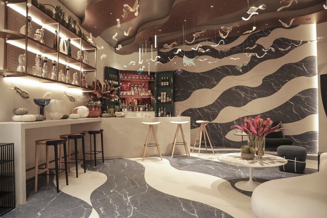 Anita Boentarman kebagian mendesain lounge area yang dilengkapi bar pribadi. “Setiap sudut ruang benar-benar harus dapat dimanfaatkan untuk memenuhi kebutuhan pribadi,” katanya. (Foto: Dok. Tim Muara Bagdja)