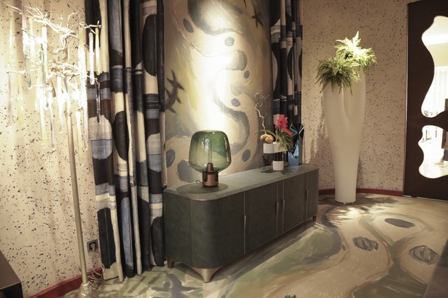 Desainer interior Ary Juwono, selaku ketua penyelenggara, mengatakan pameran ini masih berkaitan dengan bagaimana pandemi COVID-19 mengubah tren hunian. “Pandemi mengajarkan kita untuk lebih memerhatikan kesehatan mental dan terkoneksi dengan alam. Lalu muncul kesedaran kalau keseringan tinggal di kota besar akan memicu stres berlebih. Dari situ, banyak klien yang meminta kami untuk menangani interior rumah kedua mereka, villa atau rumah vakansi,” ungkap Ary kepada Wolipop. (Foto: Dok. Tim Muara Bagdja)