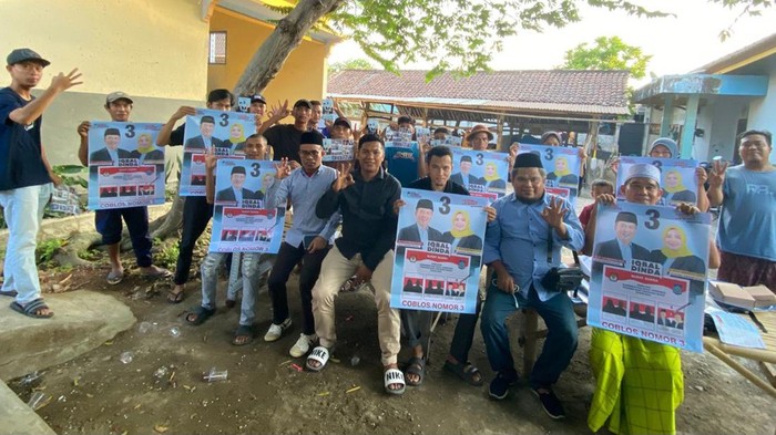 Partai Gelora Indonesia mengampanyekan paslon nomor urut 3 di Pilgub NTB, Lalu Muhamad Iqbal-Indah Dhamayanti Putri (Iqbal-Dinda), di Desa Kebun Ayu, Kecamatan Gerung, Lombok Barat, Selasa (29/10/2024). (Helmy Akbar/detikBali)
