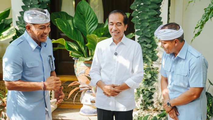 Pasangan calon wali kota-wakil wali kota Denpasar nomor urut 1, Gede Ngurah Ambara Putra-I Nengah Yasa Adi Susanto (Ambara-Adi) bertemu Joko Widodo (Jokowi), di Solo, Jumat (25/10/2024). (Foto: Dok. I Nengah Yasa Adi Susanto)