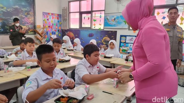 Pemberian makan siang bergizi di Cianjur