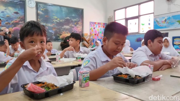Pemberian makan siang bergizi di Cianjur