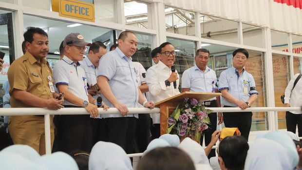 Pemerintah melalui Kementerian Ketenagakerjaan bergerak cepat dengan mengunjungi lokasi pabrik perusahaan tekstil raksasa Sritex di kabupaten Sukoharjo, Jawa Tengah, Senin (28/10/2024). (Dok: Kemnaker)