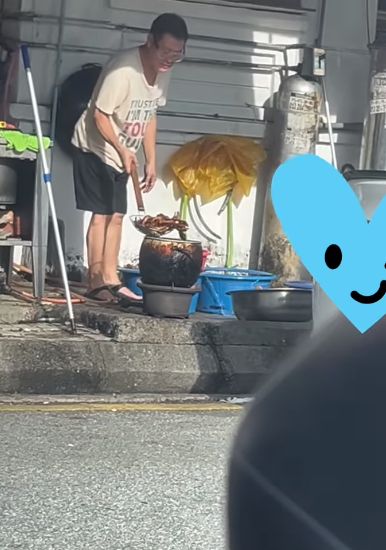 Duh! Pemilik Kedai Tertangkap Basah Aduk Makanan dengan Kain Pel