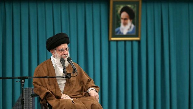 Pemimpin Tertinggi Iran Ayatollah Ali Khamenei melambaikan tangan selama pertemuan di Teheran, Iran, 27 Oktober 2024. (AFP/-)