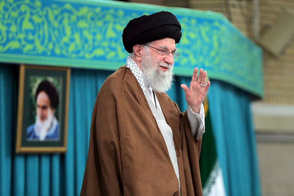 Pemimpin Tertinggi Iran Ayatollah Ali Khamenei melambaikan tangan selama pertemuan di Teheran, Iran, 27 Oktober 2024. (via REUTERS/Office of the Iranian Supreme Le)