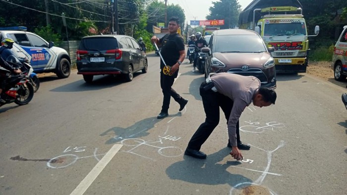 Pemotor tabrak pesepeda sedang nyeberang di Cileungsi. (Dok. istimewa)