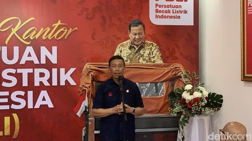 Penasihat Presiden Bidang Politik dan Keamanan sekaligus Dewan Pembina Persatuan Becak Listrik Indonesia (PBLI) Wiranto saat meresmikan kantor PBLI di Denpasar, Bali, Selasa (29/10/2024). (Foto: Rizki Setyo/detikBali)