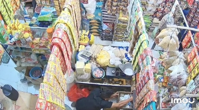 pencuri uang spesialis dalam laci gentayangan di banyuwangi