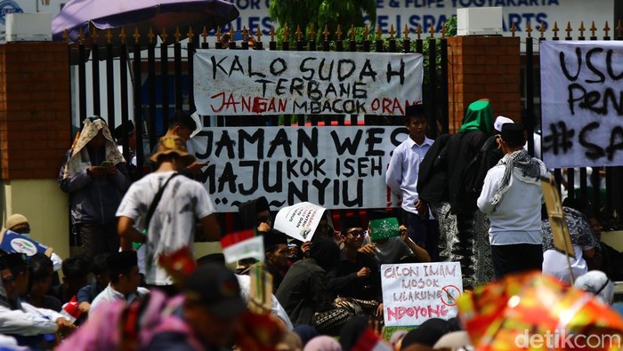 Para santri menggelar istigasah di Markas Kepolisian Daerah (Mapolda) Daerah Istimewa Yogyakarta (DIY), Selasa (29/10/2024).