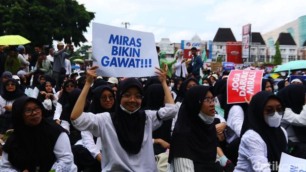 Para santri menggelar istigasah di Markas Kepolisian Daerah (Mapolda) Daerah Istimewa Yogyakarta (DIY), Selasa (29/10/2024).