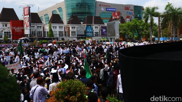 Para santri menggelar istigasah di Markas Kepolisian Daerah (Mapolda) Daerah Istimewa Yogyakarta (DIY), Selasa (29/10/2024).