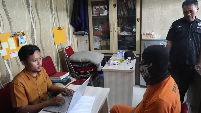 Penyalur PMI ilegal berinisial inisial SA (54) ditangkap. (Bahtiar/detikcom)