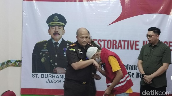 Penyerahan restorative justice (RJ) di Kejari Kota Bandung.