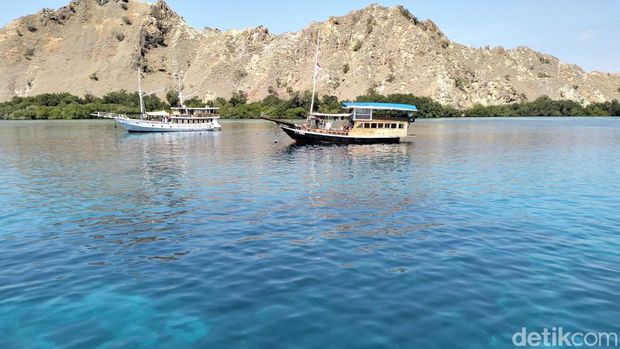 Pesona perairan Taman Nasional Komodo di NTT.