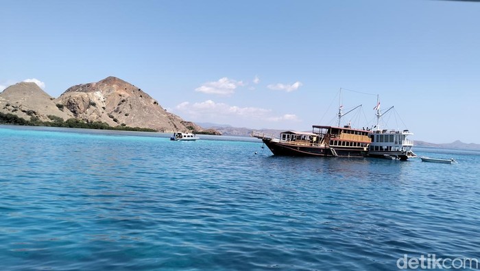 Pesona perairan Taman Nasional Komodo di NTT.