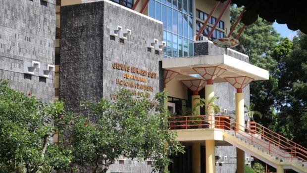 Penyerahan bantuan TJSL secara simbolis oleh Direktur Distribusi PT PLN (Persero), Adi Priyanto (kiri) kepada Dekan Sekolah Vokasi UGM, Prof. Dr,-Ing. Ir. Agus Maryono, IPM., ASEAN Eng (kanan).