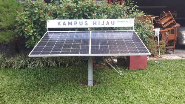 Penyerahan bantuan TJSL secara simbolis oleh Direktur Distribusi PT PLN (Persero), Adi Priyanto (kiri) kepada Dekan Sekolah Vokasi UGM, Prof. Dr,-Ing. Ir. Agus Maryono, IPM., ASEAN Eng (kanan).