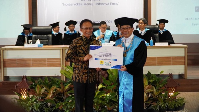 Penyerahan bantuan TJSL secara simbolis oleh Direktur Distribusi PT PLN (Persero), Adi Priyanto (kiri) kepada Dekan Sekolah Vokasi UGM, Prof. Dr,-Ing. Ir. Agus Maryono, IPM., ASEAN Eng (kanan).